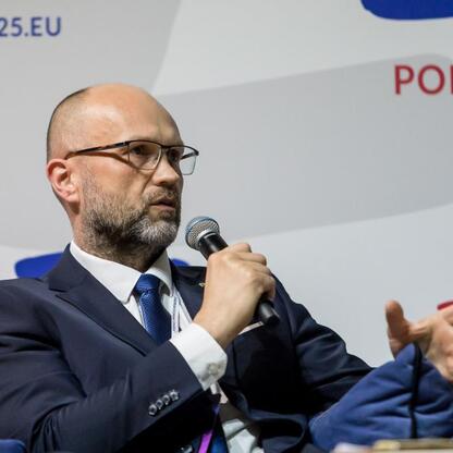 Podczas XVII Europejskiego Kongresu Gospodarczego w Katowicach, wojewódzka delegacja zasiada w panelu dyskusyjnym poświęconym transformacji energetycznej i Zielonemu Ładu. (wygenerowano przez AI)