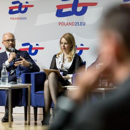 Panel dyskusyjny na Poland25.EU o transformacji energetycznej i zielonym ładzie w Katowicach. (wygenerowano przez AI)