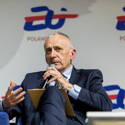 Wicemarszałek Leszek Pietraszek podczas dyskusji na Europejskim Ekonomicznym Kongresie w Katowicach, prezentuje strategię transformacji energetycznej i gospodarczej w Polsce. (wygenerowano przez AI)