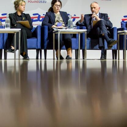 Panel dyskusyjny na Europejskim Ekonomicznym Kongresie w Katowicach, poświęcony transformacji energetycznej i Zielonemu Ładu. Leszek Pietraszek, wicemarszałek Województwa Śląskiego, omawia strategie d (wygenerowano przez AI)