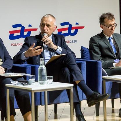 Panel dyskusyjny na Europejskim Ekonomicznym Kongresie w Katowicach, poświęcony transformacji energetycznej i Zielonemu Ładu. Leszek Pietraszek, wicemarszałek Województwa Śląskiego, omawia wyzwania i  (wygenerowano przez AI)