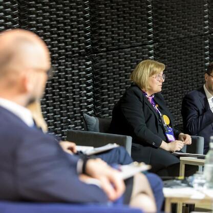 Panel dyskusyjny na Europejskim Ekonomicznym Kongresie w Katowicach, Polska, skupiający się na transformacji energetycznej i zielonym projekcie. (wygenerowano przez AI)