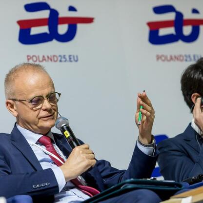 Panel dyskusyjny na Europejskim Kongresie Gospodarczym w Katowicach, skupiający się na transformacji energetycznej i Green Deal. (wygenerowano przez AI)
