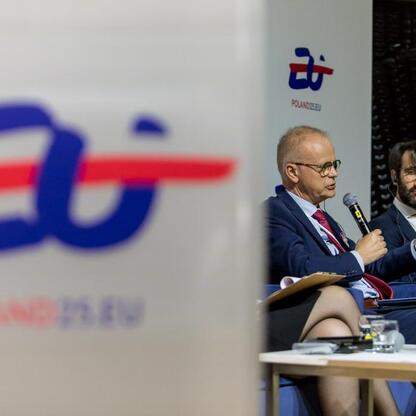 Panel dyskusyjny na Europejskim Ekonomicznym Kongresie w Katowicach, poświęcony transformacji energetycznej i Zielonemu Ładu. (wygenerowano przez AI)
