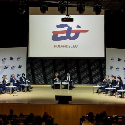 Panel dyskusyjny na Poland25.EU o transformacji energetycznej i Green Deal w Katowicach. (wygenerowano przez AI)