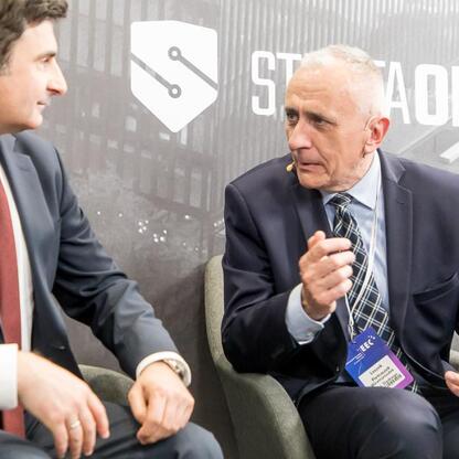 Leszek Pietraszek, wicemarszałek Województwa Śląskiego, dyskutuje o transformacji energetycznej na Europejskim Ekonomicznym Kongresie w Katowicach. (wygenerowano przez AI)