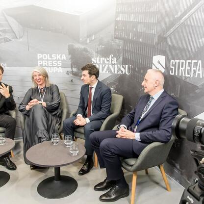 Panel dyskusyjny na XVII Europejskim Kongresie Gospodarczym w Katowicach, z Leszkiem Pietraszkiem, Marekiem Wójcikiem i Małgorzatą Dobrowolską. (wygenerowano przez AI)
