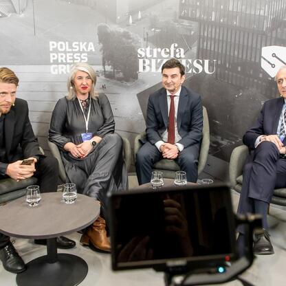 Panel dyskusyjny na Europejskim Kongresie Gospodarczym w Katowicach, poświęcony transformacji energetycznej i Green Deal. Wicemarszałek Leszek Pietraszek omawia strategie dla regionu Śląskiego. (wygenerowano przez AI)