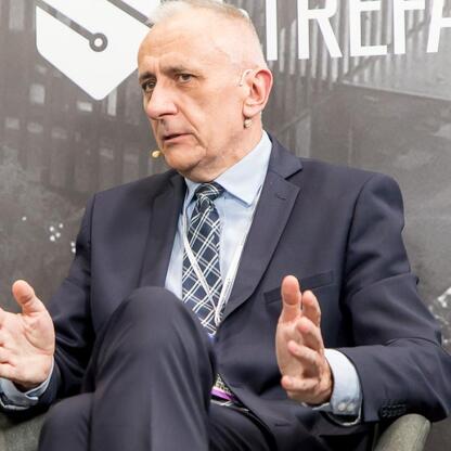 Wicemarszałek Leszek Pietraszek podczas dyskusji na Europejskim Ekonomicznym Kongresie w Katowicach. (wygenerowano przez AI)