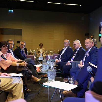 Panel dyskusyjny na Europejskim Kongresie Gospodarczym w Katowicach, skupiający się na adaptacji klimatycznej i poprawie jakości powietrza. (wygenerowano przez AI)
