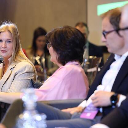 Panel dyskusyjny na Europejskim Kongresie Gospodarczym w Katowicach, skupiający się na klimatycznej adaptacji i jakości powietrza. (wygenerowano przez AI)