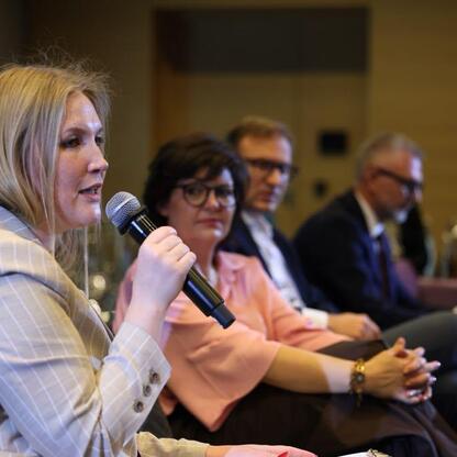 Panel dyskusyjny w Katowicach, fokus na adaptacji klimatycznej i redukcji zanieczyszczenia powietrza. (wygenerowano przez AI)