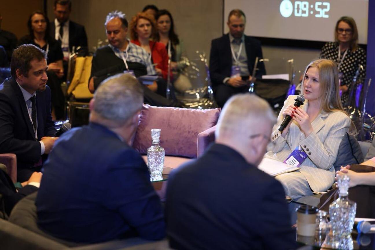 Panel dyskusyjny na Europejskim Kongresie Gospodarczym w Katowicach, skupiający się na adaptacji do zmian klimatu i poprawie jakości powietrza. (wygenerowano przez AI)