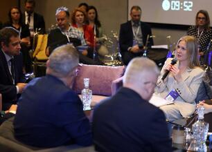 Panel dyskusyjny na Europejskim Kongresie Gospodarczym w Katowicach, skupiający się na adaptacji do zmian klimatu i poprawie jakości powietrza. (wygenerowano przez AI)