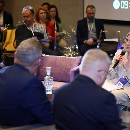 Panel dyskusyjny na Europejskim Kongresie Gospodarczym w Katowicach, skupiający się na adaptacji do zmian klimatu i redukcji zanieczyszczeń powietrza. (wygenerowano przez AI)