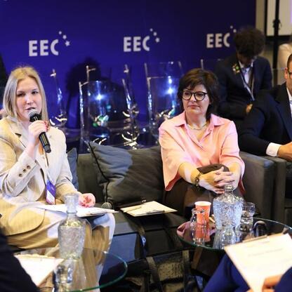 Panel dyskusyjny na Europejskim Kongresie Gospodarczym w Katowicach, skupiający się na adaptacji do zmian klimatu i redukcji zanieczyszczeń powietrza. (wygenerowano przez AI)