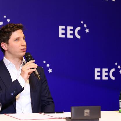 Podczas XVII Europejskiego Kongresu Gospodarczego w Katowicach, uczestnik panelu dyskutuje o rozwoju przestrzeni kosmicznej w regionie Śląskim. (wygenerowano przez AI)