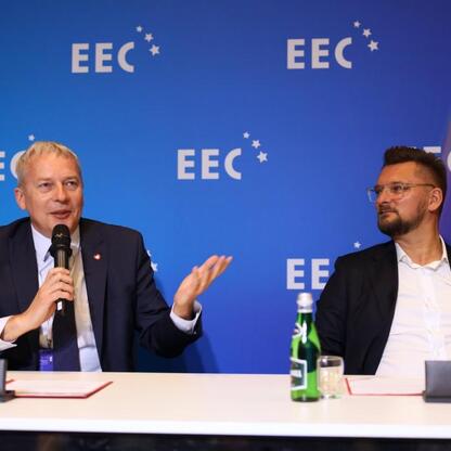 Panel dyskusyjny podczas XVII Europejskiego Kongresu Gospodarczego w Katowicach. Marszałek Wojciech Saługa, Rafał Modrzewski i Marcin Krupa omawiają rozwój przestrzeni kosmicznej. (wygenerowano przez AI)
