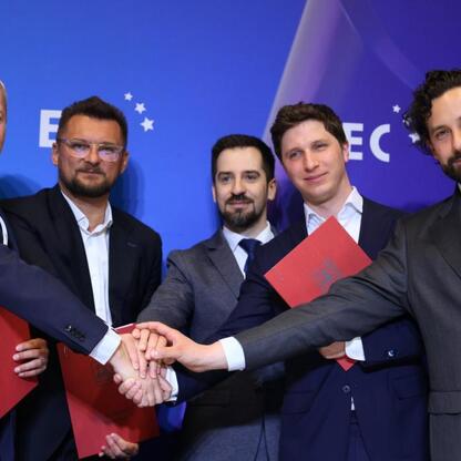Marszałek Wojciech Saługa i partnerzy podpisują list intencji do rozwoju przestrzeni kosmicznej w Katowicach. (wygenerowano przez AI)