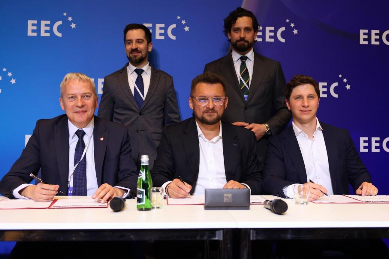 Marszałek Wojciech Saługa w rozmowie z dziennikarzami podczas XVII Europejskiego Kongresu Gospodarczego. (wygenerowano przez AI)