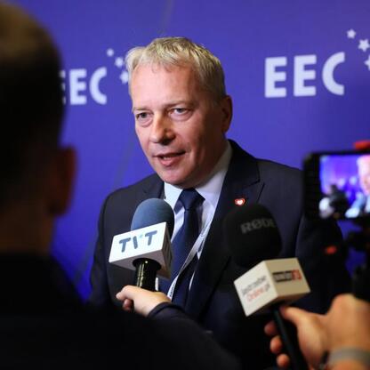 Marszałek Wojciech Saługa w rozmowie z dziennikarzami na XVII Europejskim Kongresie Gospodarczym. (wygenerowano przez AI)