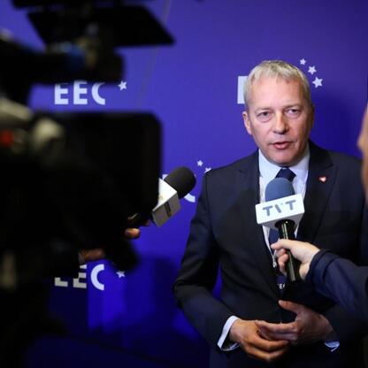Marszałek Wojciech Saługa w rozmowie z dziennikarzami podczas XVII Europejskiego Kongresu Gospodarczego. (wygenerowano przez AI)
