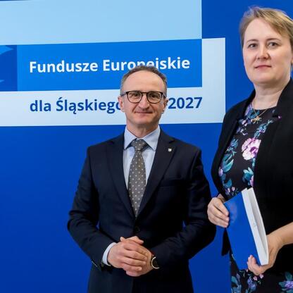 Grzegorz Boski, wicemarszałek Województwa Śląskiego, podczas prezentacji projektów dofinansowanych ze środków unijnych. (wygenerowano przez AI)