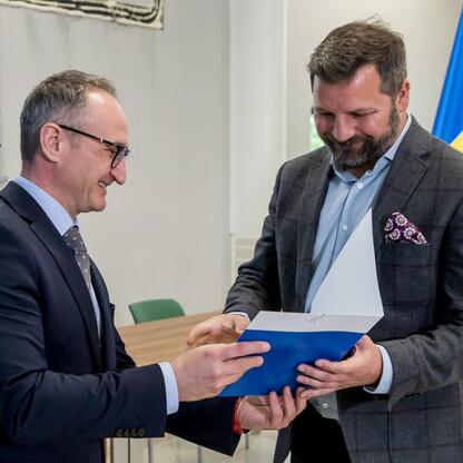 Grzegorz Boski, wicemarszałek Województwa Śląskiego, wręcza dokumenty podczas ceremonii fundacji projektów wojewódzkich. (wygenerowano przez AI)