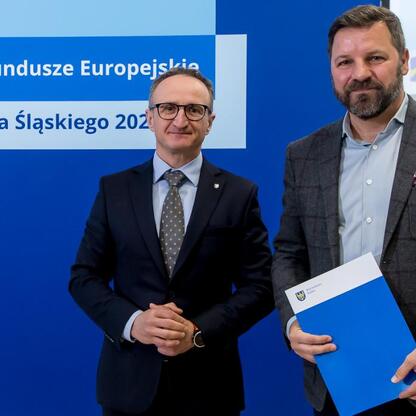Grzegorz Boski, wicemarszałek Województwa Śląskiego, prezentuje projekty dofinansowane z Europejskich Funduszy dla Śląska 2021-2027. (wygenerowano przez AI)