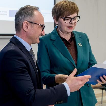 Grzegorz Boski, wicemarszałek Województwa Śląskiego, prezentuje dokumenty z projektami dofinansowanymi z funduszy europejskich. (wygenerowano przez AI)