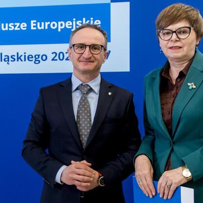 Grzegorz Boski, wicemarszałek Województwa Śląskiego, na uroczystości związanych z Funduszami Europejskimi dla Śląska 2021-2027. (wygenerowano przez AI)