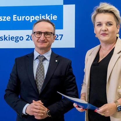 Grzegorz Boski, wicemarszałek Województwa Śląskiego, prezentuje Europejskie Fundusze dla Śląska 2021-2027. (wygenerowano przez AI)