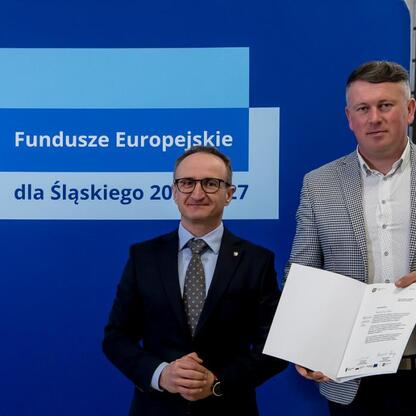 Wicemarszałek Grzegorz Boski prezentuje listy beneficjentów Funduszy Europejskich dla Śląska 2021-2027. (wygenerowano przez AI)
