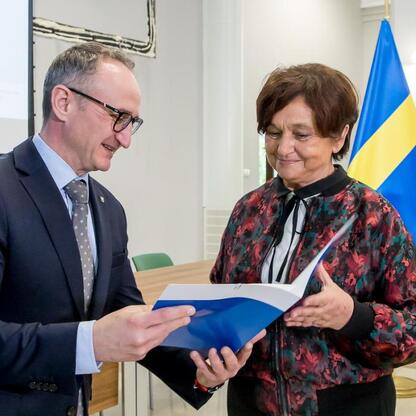 Grzegorz Boski, Wicemarszałek Województwa Śląskiego, wręcza certyfikaty beneficjentom unijnych funduszy w Urzędzie Marszałkowskim Województwa Śląskiego. (wygenerowano przez AI)