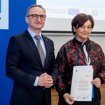 Wicemarszałek Województwa Śląskiego Grzegorz Boski wręcza listy gratulacyjne beneficjentom projektów unijnych. (wygenerowano przez AI)