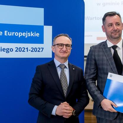 Trzech mężczyzn w strojach formalnych przedstawiających projekty finansowane z Europejskich Funduszy dla Śląska 2021-2027. (wygenerowano przez AI)