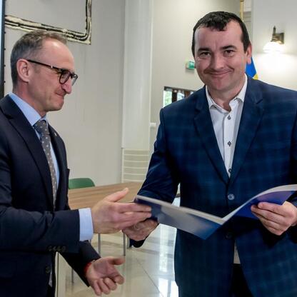 Grzegorz Boski, wicemarszałek Województwa Śląskiego, prezentuje listy beneficjentów unijnych funduszy na projekty w Silesia. (wygenerowano przez AI)