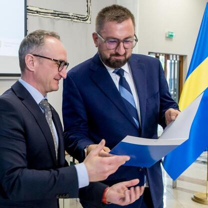 Grzegorz Boski, wicemarszałek Śląska, wręcza listy gratulacyjne beneficjentom projektów EU. (wygenerowano przez AI)