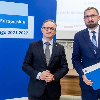 Wicemarszałek Województwa Śląskiego Grzegorz Boski podczas prezentacji projektów finansowanych ze środków Europejskich dla Śląska 2021-2027. (wygenerowano przez AI)