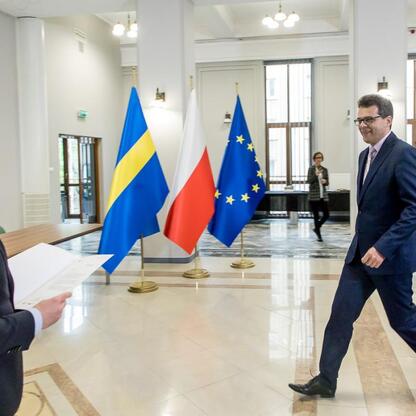 Grzegorz Boski, wicemarszałek Województwa Śląskiego, omawia projekty dofinansowane z funduszy europejskich. (wygenerowano przez AI)