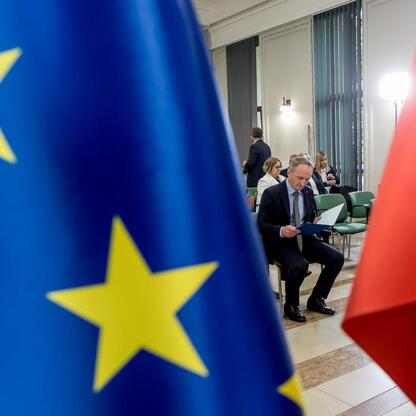 Grzegorz Boski, wicemarszałek Województwa Śląskiego, omawia projekty finansowane ze środków unijnych. (wygenerowano przez AI)