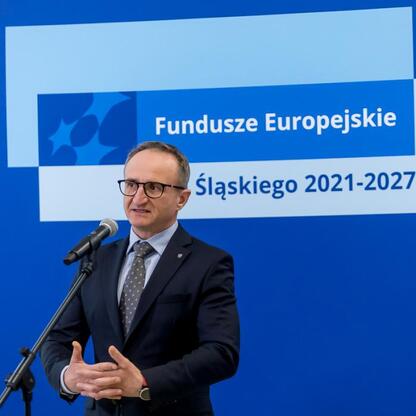 Wicemarszałek Województwa Śląskiego Grzegorz Boski podczas ogłoszenia wyników Europejskich Funduszy dla Śląska 2021-2027. (wygenerowano przez AI)