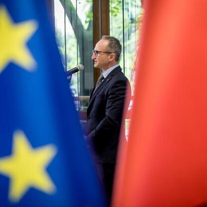 Wicemarszałek Województwa Śląskiego Grzegorz Boski przemawia na podium, prezentując fundusze unijne na rozwój regionu. (wygenerowano przez AI)