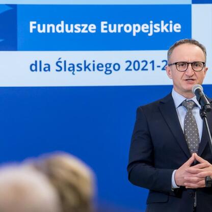 Wicemarszałek Grzegorz Boski prezentuje Europejskie Fundusze dla Śląska 2021-2027. (wygenerowano przez AI)