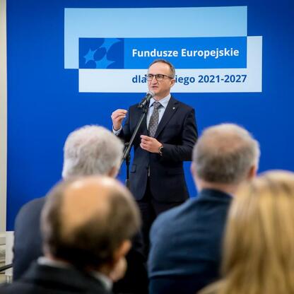 Wicemarszałek Województwa Śląskiego Grzegorz Boski przemawia na podium podczas prezentacji Funduszy Europejskich dla Śląska 2021-2027. (wygenerowano przez AI)
