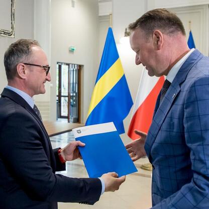 Grzegorz Boski, wicemarszałek Województwa Śląskiego, wręcza folder przedstawicielowi lokalnej administracji. (wygenerowano przez AI)