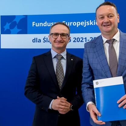 Grzegorz Boski, wicemarszałek Województwa Śląskiego, wręcza listy gratulacyjne beneficjentom Funduszy Europejskich dla Śląska 2021-2027. (wygenerowano przez AI)