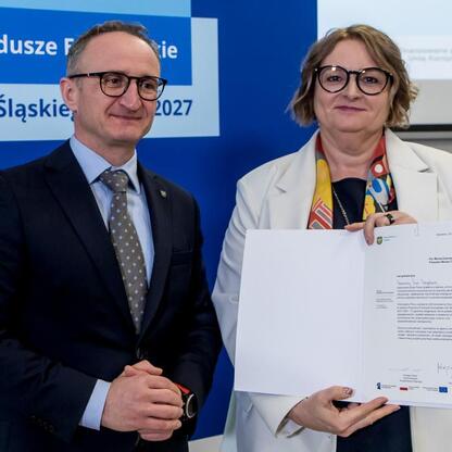 Grzegorz Boski, wicemarszałek Województwa Śląskiego, wręcza beneficjentom listy gratulacyjne w ramach Funduszy Europejskich dla Śląska 2021-2027. (wygenerowano przez AI)