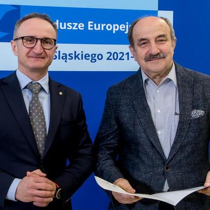Wicemarszałek Województwa Śląskiego Grzegorz Boski podczas wręczenia listów gratulacyjnych beneficjentom projektów z Europejskich Funduszy dla Śląska 2021-2027. (wygenerowano przez AI)