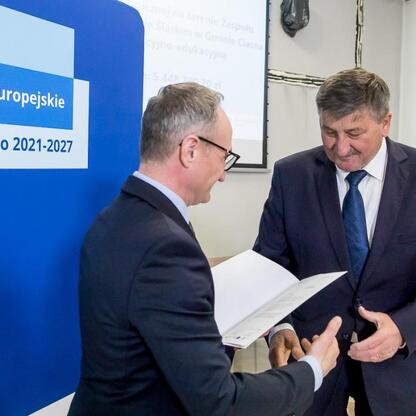 Wicemarszałek Grzegorz Boski wręcza beneficjentom listy gratulacyjne w ramach Europejskich Funduszy dla Śląska 2021-2027. (wygenerowano przez AI)
